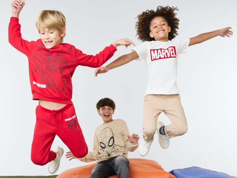 INFANTIS11 Crianças pulando felizes vestindo roupas da Marvel