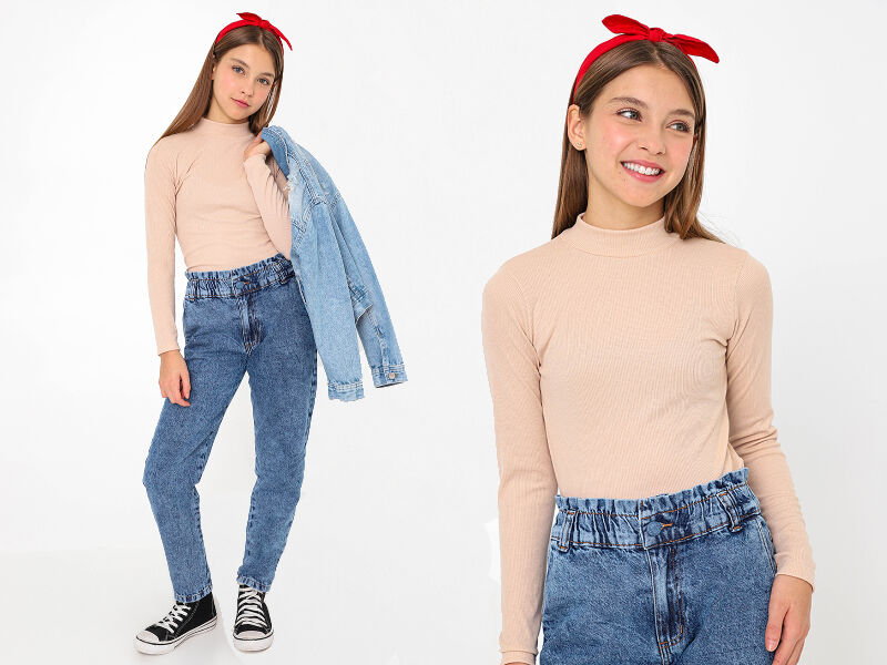 INFANTIS 5 Fashion jovem com blusa bege e jeans azul, pose descontraída.