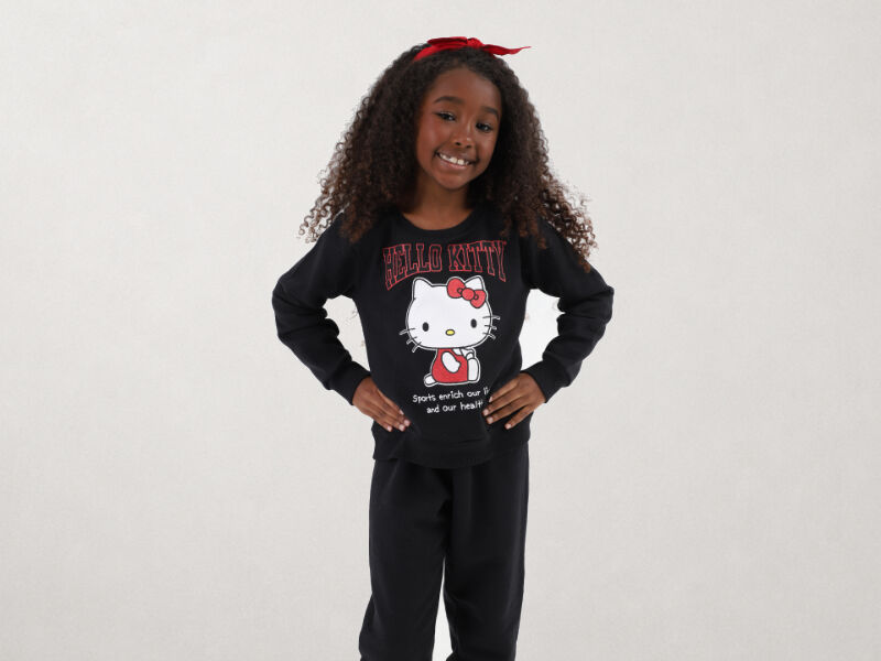 INFANTIS 2 Menina sorrindo com pijama da Hello Kitty
