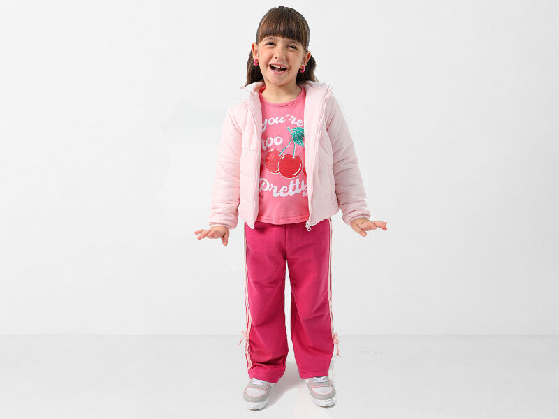 INFANTIS 4 Menina sorridente usando roupa rosa