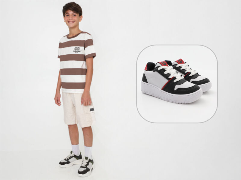 INFANTIS 6 Menino de camiseta listrada e tênis esportivos pretos e brancos