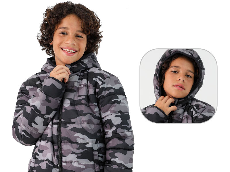 INFANTIS 3 Menino usando jaqueta camuflada com capuz