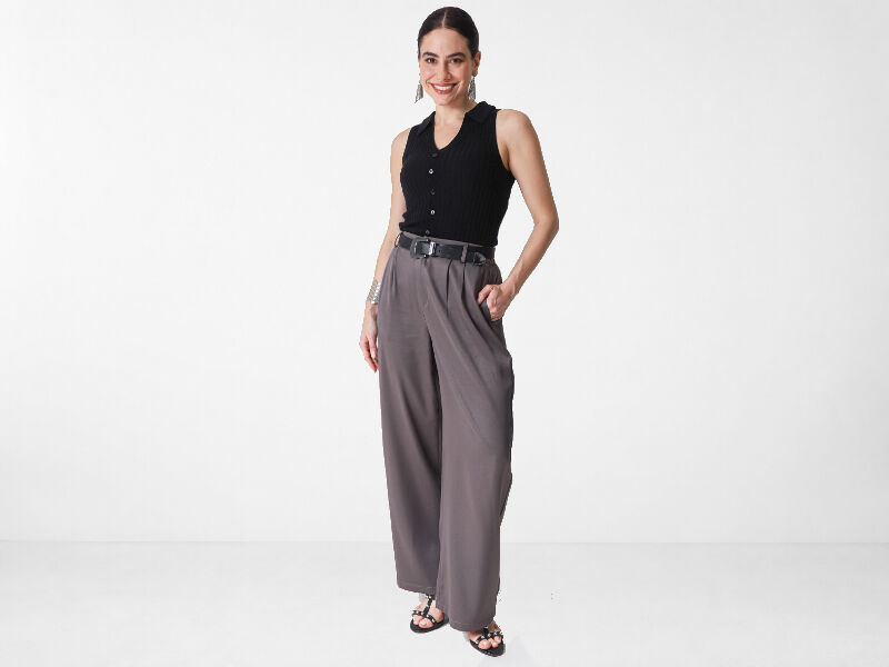 anos90 8 Modelo vestindo blusa preta e calça cinza larga