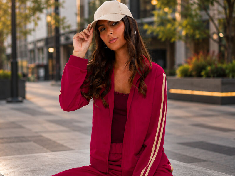 Modelo feminina em roupa esportiva com boné