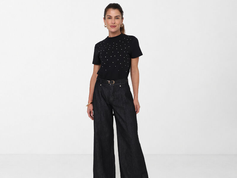 allblack 6 Mulher vestindo blusa preta e calça jeans larga.