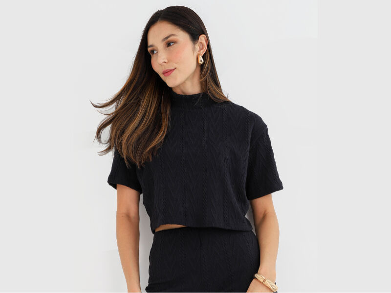 allblack 2 Mulher com blusa preta em estilo cropped
