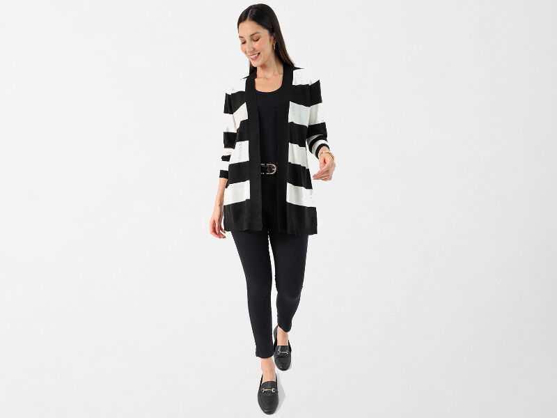 allblack 7 Mulher com cardigan listrado preto e branco