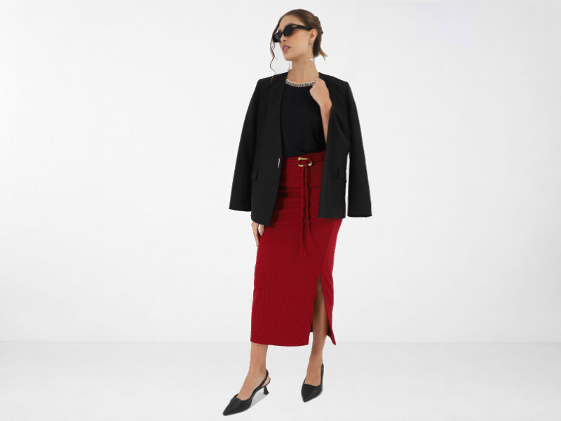 anos90 7 Mulher vestindo saia vermelha e blazer preto